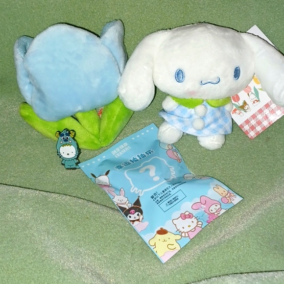 NEW Sanrio Cinnamaroll, enameled brooch and Surprise Eraser - Picture 3 of 10